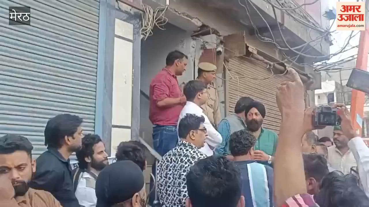 Central Market issue: Traders protest sealing of Sahil Plaza, raise corruption slogans