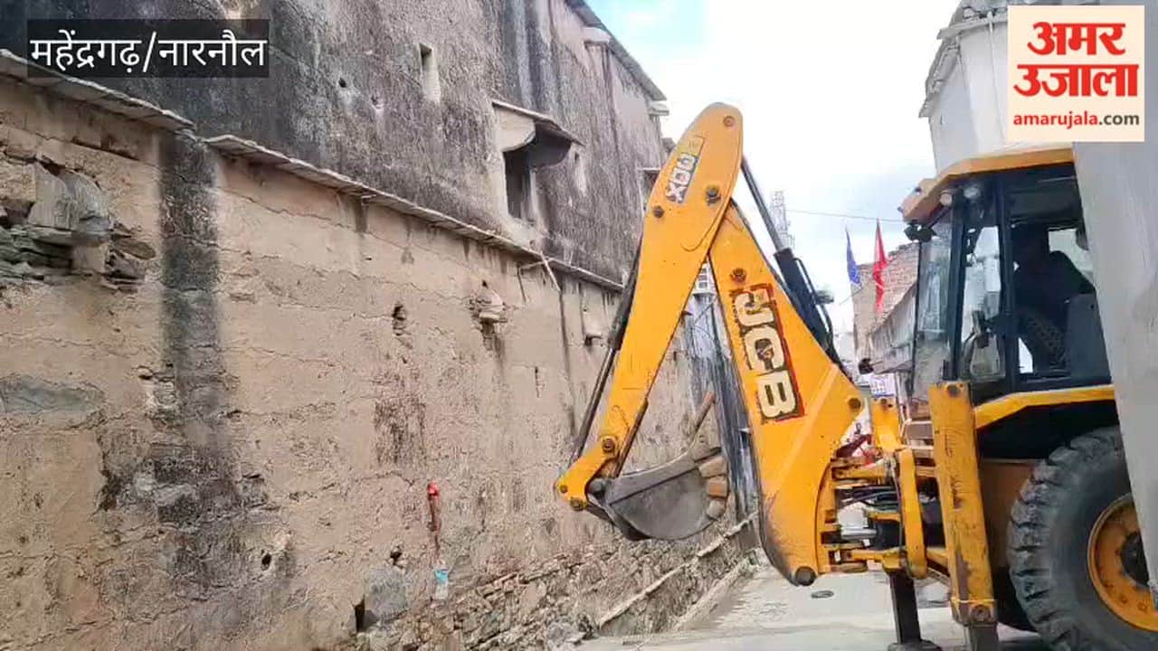 Debris Falls on JCB During Demolition of Dilapidated Haveli in Nangal Chaudhary; Driver Has Narrow Escape