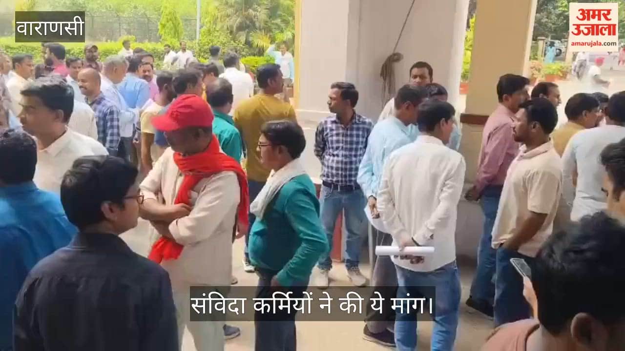 Hundreds of contractual workers gathered at the BHU Central Office