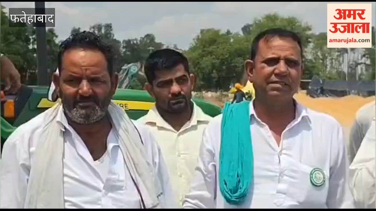 In Tohana, Fatehabad, farmers staged a protest and halted the biometric and gate pass systems.