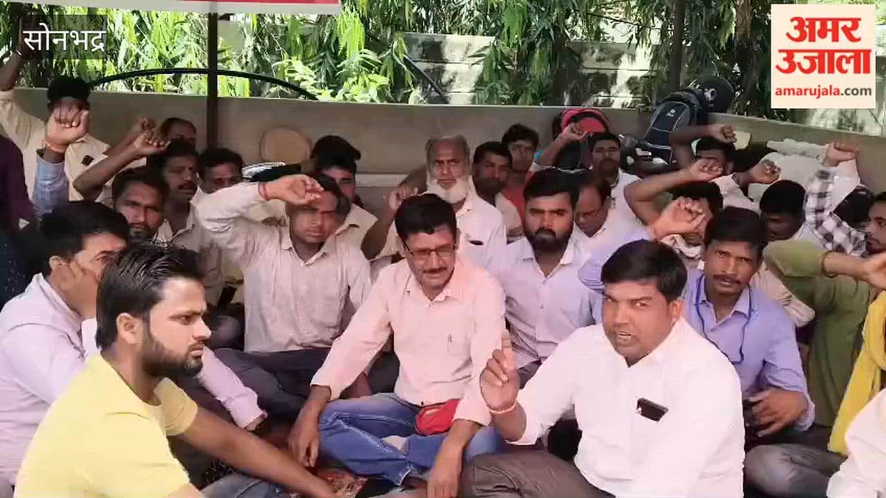 Contract Workers Relay Hunger Strike in Sonbhadra Continues for Third Day