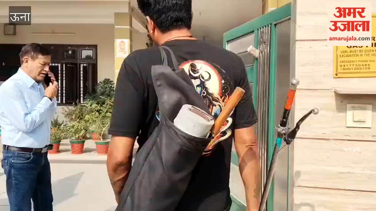 Una: Cobra Emerges from House in Malahat; Snake Catcher Safely Rescues It