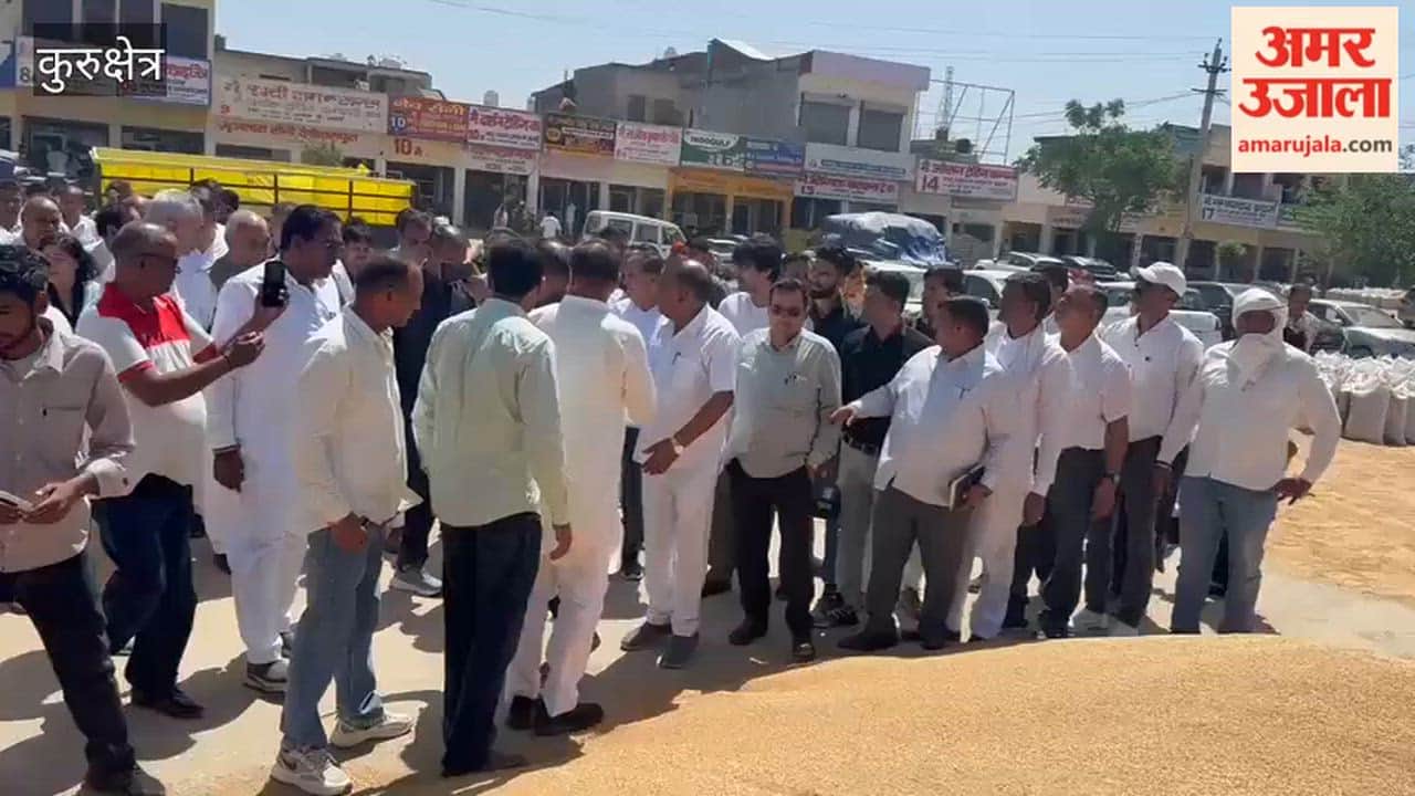 The former Chief Minister arrived at the Pipli grain market in Kurukshetra and met with laborers, farmers, and commission agents