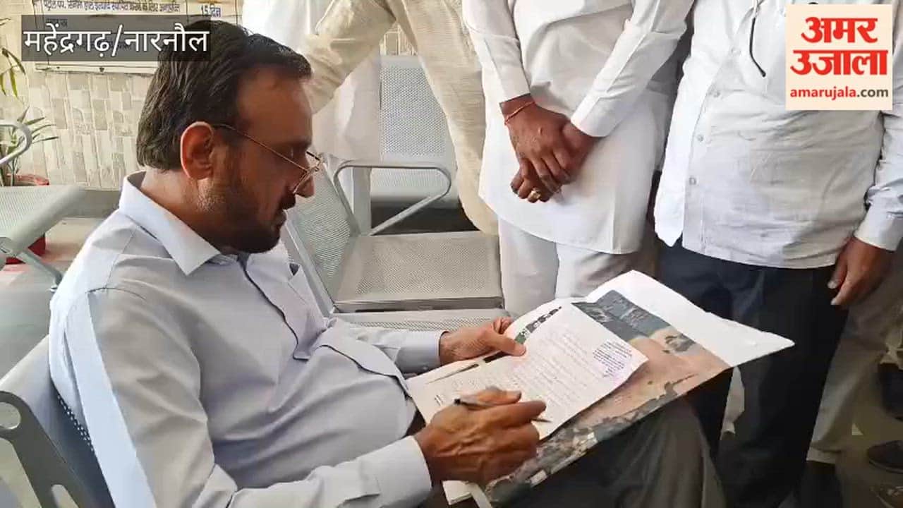 Narnaul DC Captain Manoj Kumar sat amidst the people and listened to the citizens' grievances.