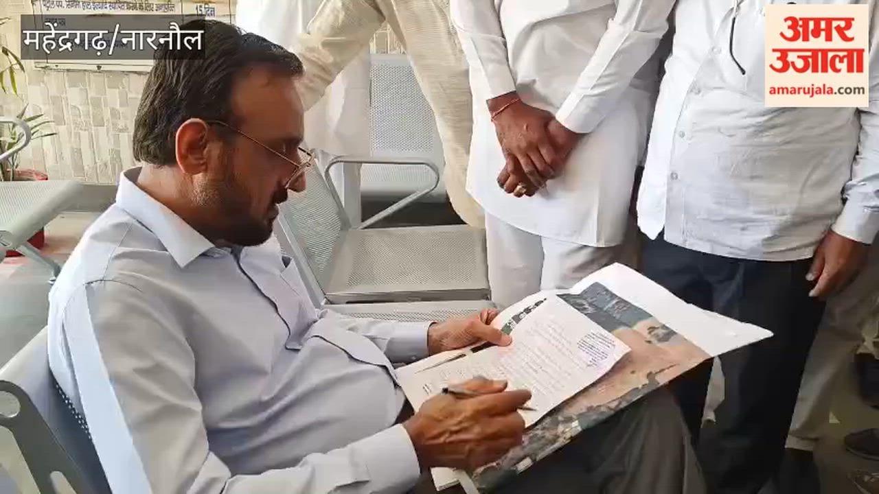 Narnaul DC Captain Manoj Kumar sat amidst the people and listened to the citizens' grievances.