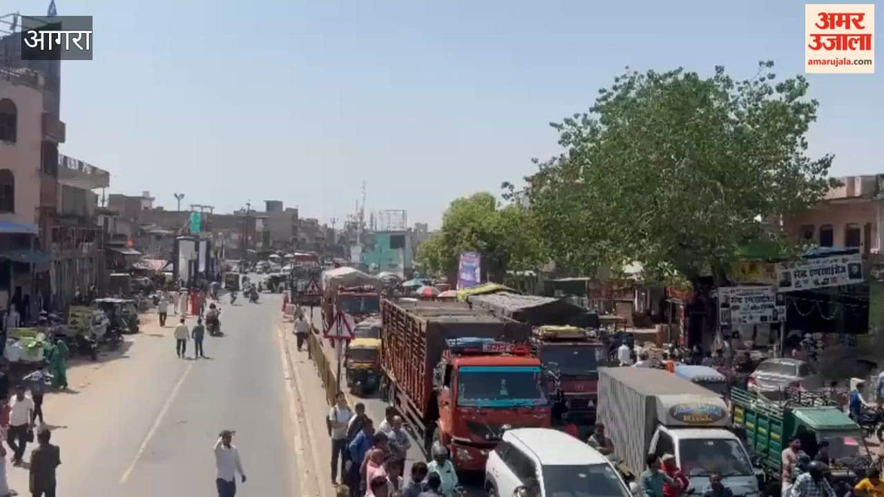 People staged protest on highway in Agra due to water crisis