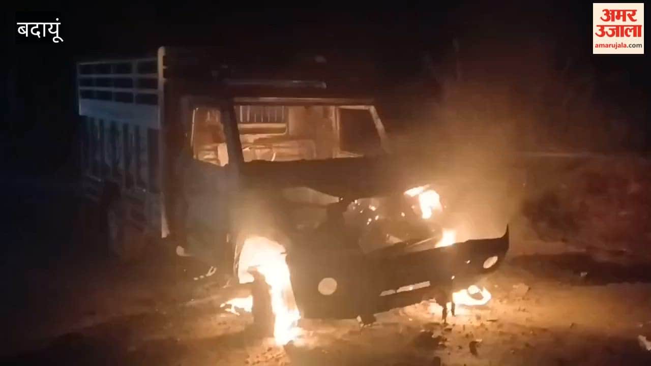 Fire breaks out in moving pickup truck in Badaun