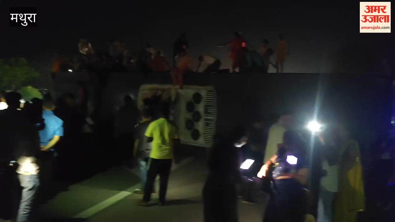 Sleeper Bus Overturns on Yamuna Expressway, Chaos Ensues; Approximately Two Dozen Passengers Injured