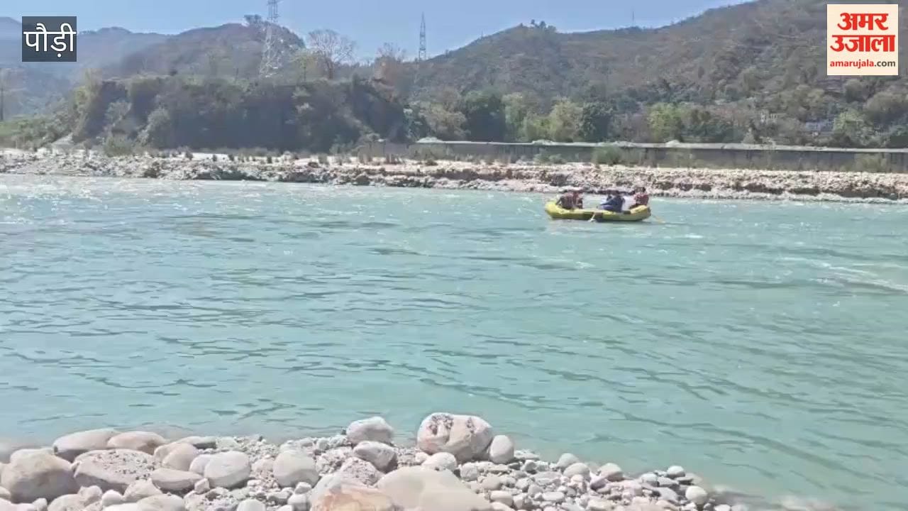 Truck that had gone to collect excavated material near the Shri Yantra islet became stranded due to a rise in the river's water level