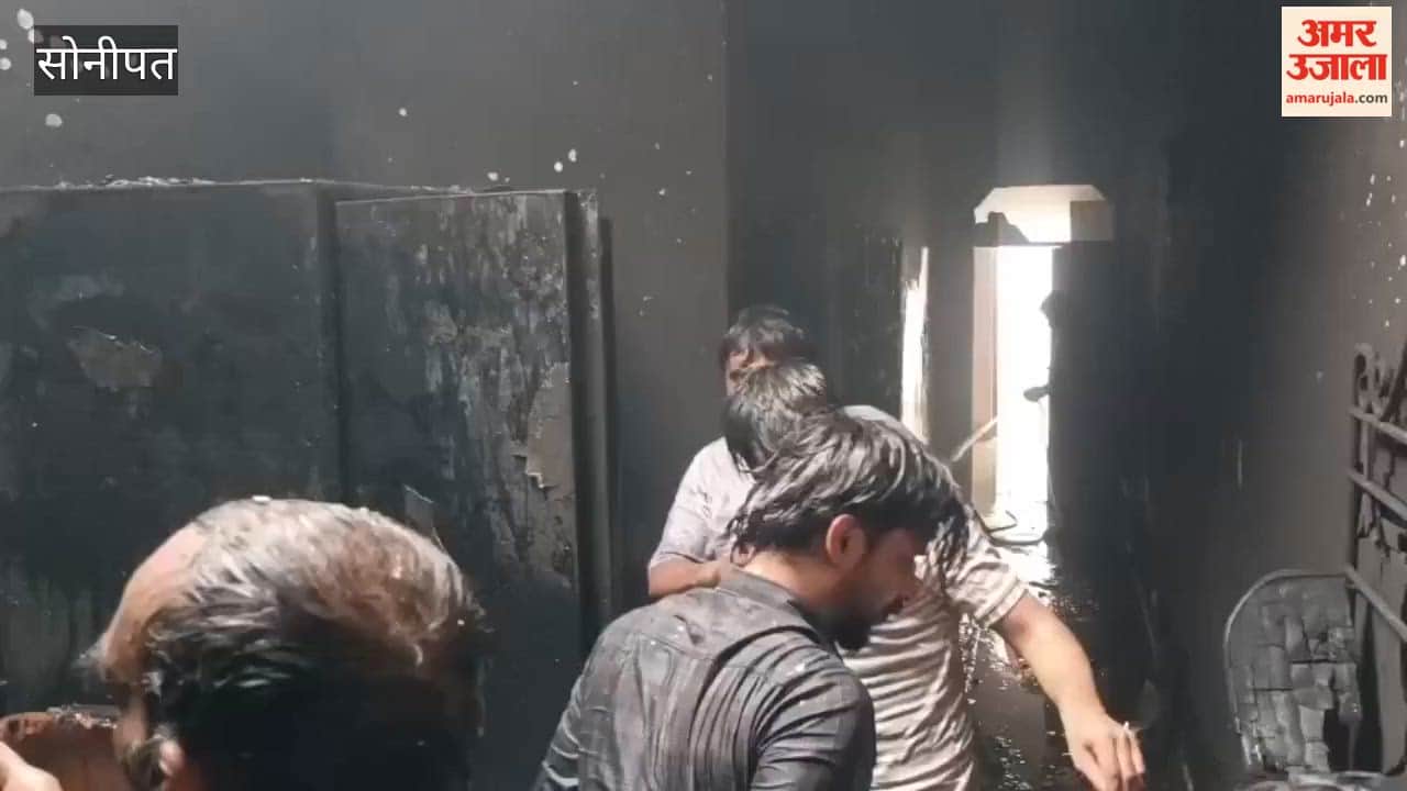 Massive Fire Breaks Out in a House in Ward 11, Gohana (Sonipat); Family Rescued via the Roof