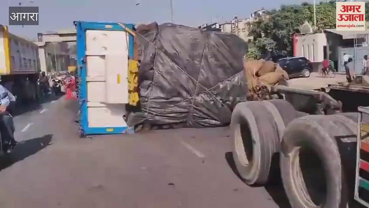 Agra Traffic Chaos: Brick-Laden Trolley Overturns on NH-19, Long Jam Reported