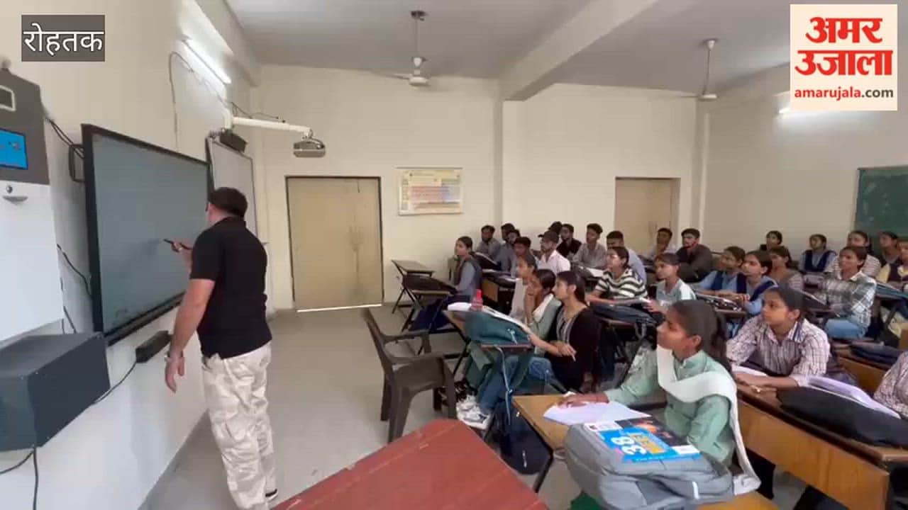 Students in Rohtak preparing for JEE-NEET and competitive exams free of cost.