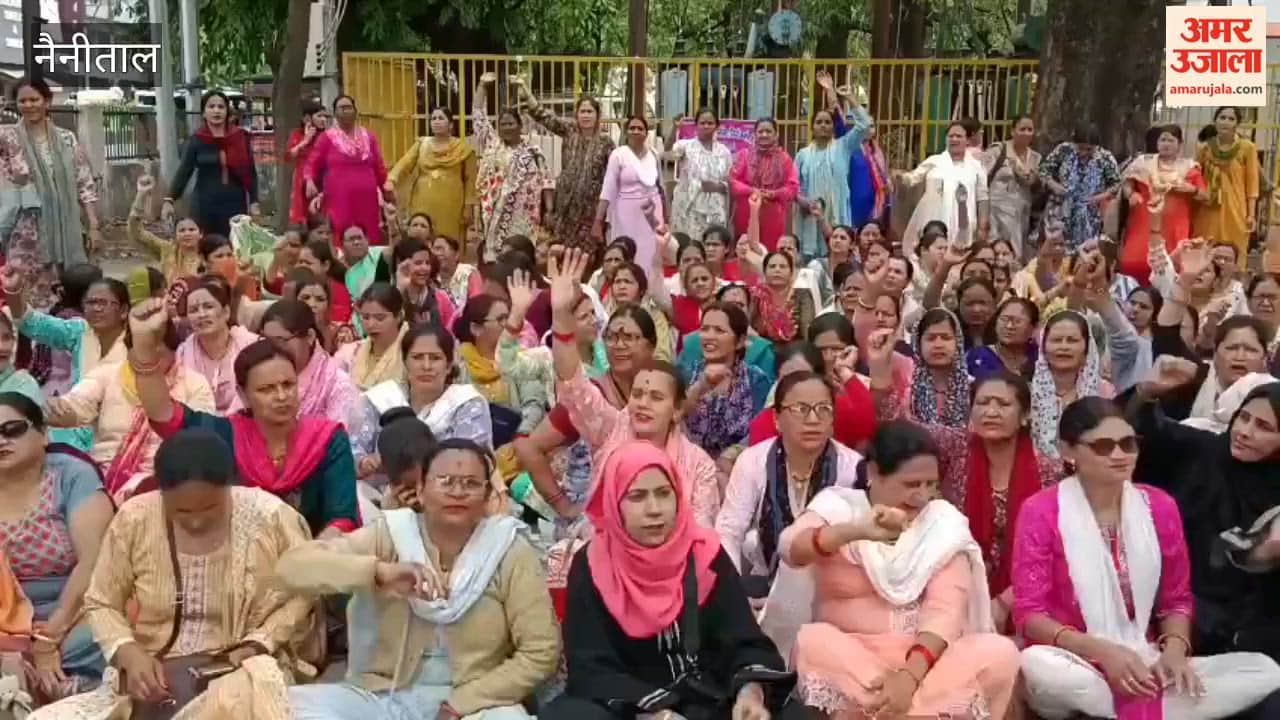 protest of Asha workers continues for the sixth day in Buddha Park of Haldwani