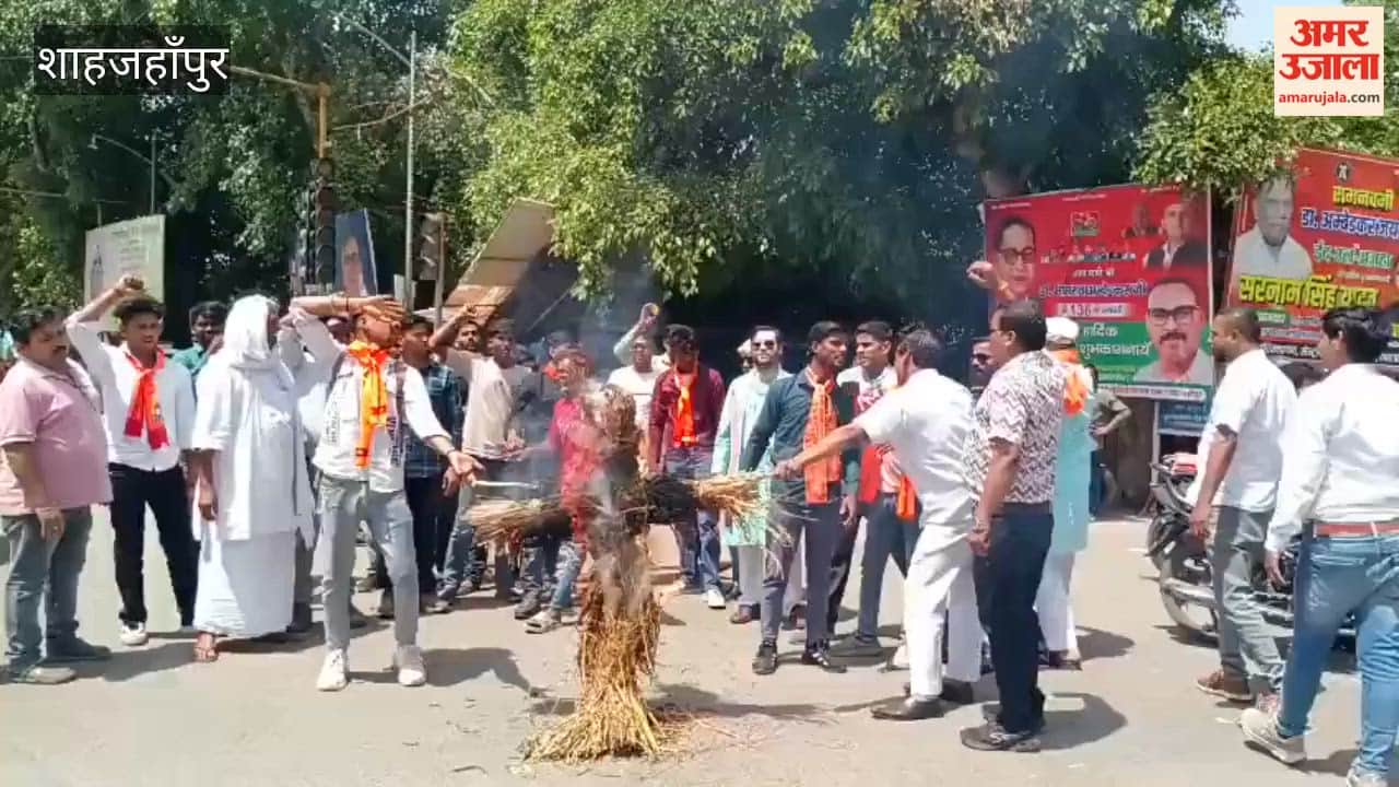 Protest Against Fees hike of Private Schools in Shahjahanpur