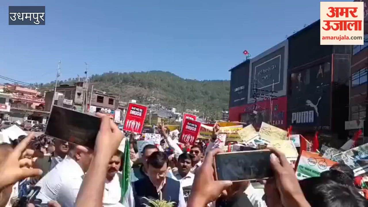 Mega awareness campaign concludes with rally of 1200 students, Congress leader gets goods back