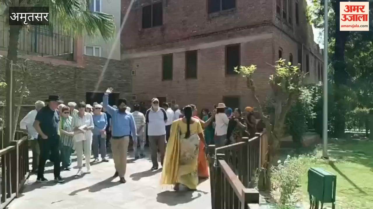 Paid homage to the martyrs of Jallianwala Bagh.