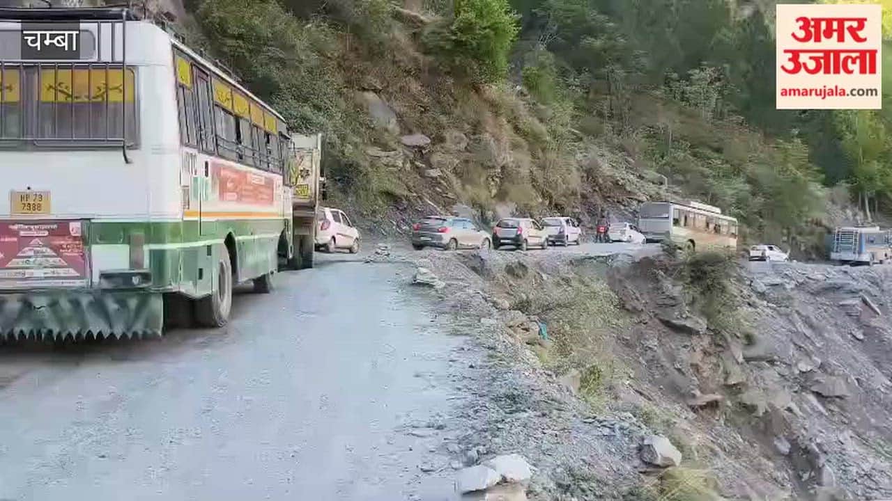 Chamba: Vehicular movement halted for an hour at Churi Gahli Ghar on the Bharmour-Pathnot National Highway