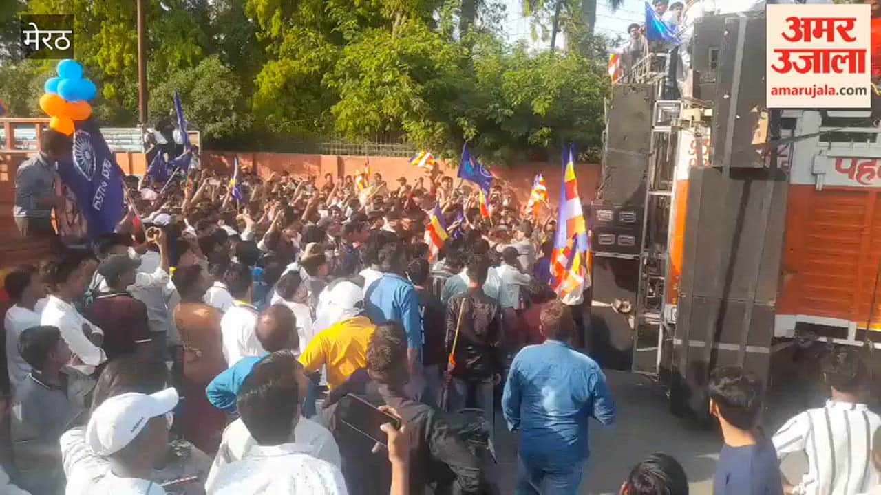 A DJ battle took place near the Martyr's Memorial during the procession; the crowd appeared enthusiastic, but the police intervened to stop it.