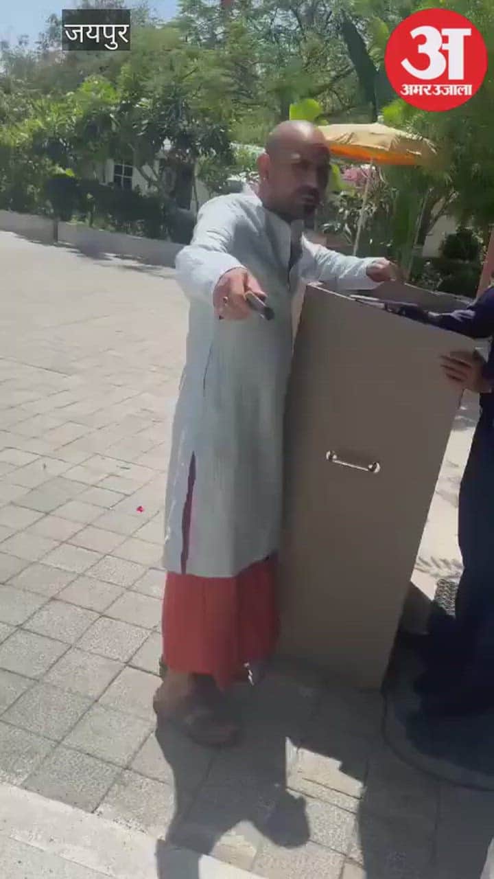 जयपुर में ड्रेस कोड विवाद ने पकड़ा तूल