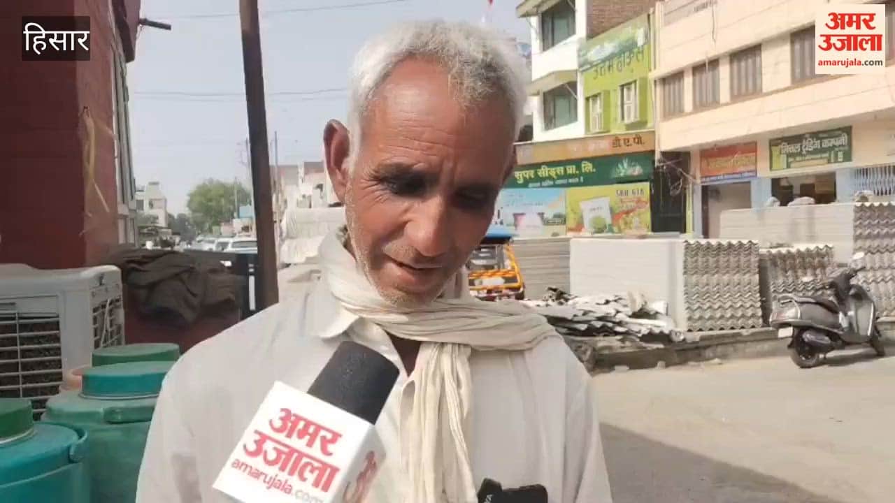 Queues of farmers arriving with wheat have formed at the Hisar grain market, with difficulties arising right at the entrance gate