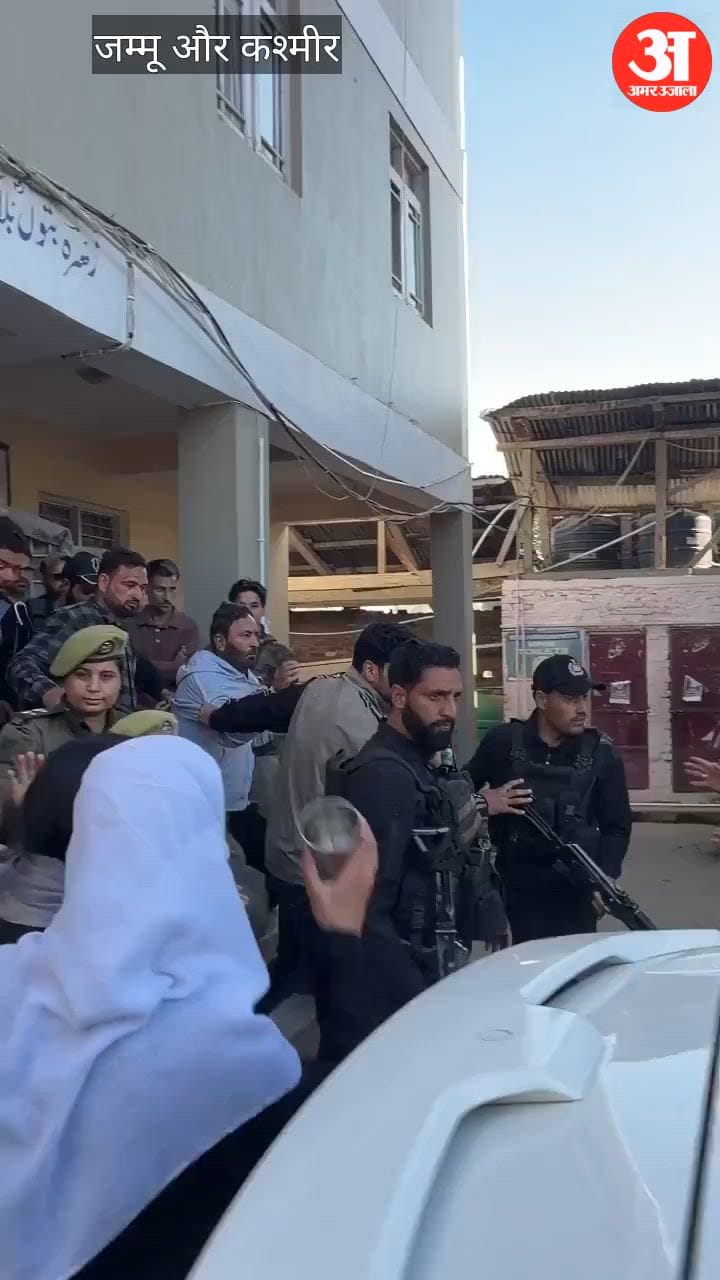 Kashmir: छात्र आंदोलन में घुसकर हंगामा करने वालों पर पुलिस की सख्ती