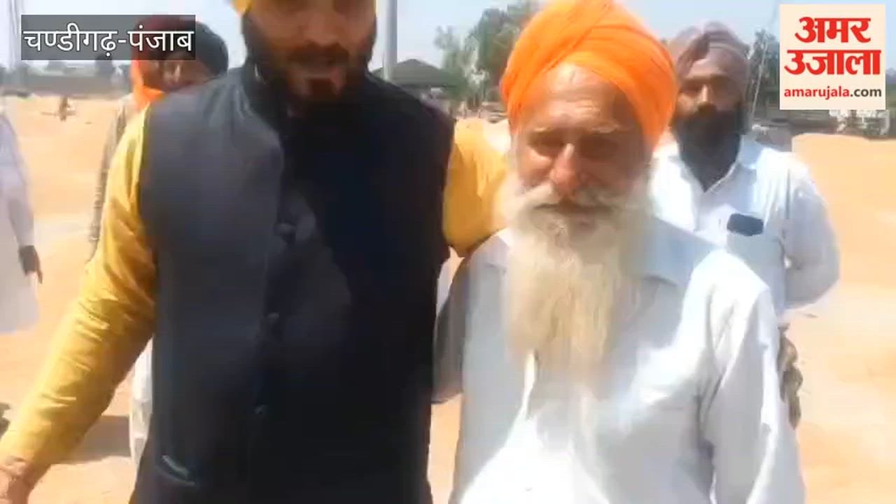Former MLA Sukhpal Singh Nannu visited the grain market in Ferozepur city and expressed solidarity with the farmers waiting with their wheat produce.
