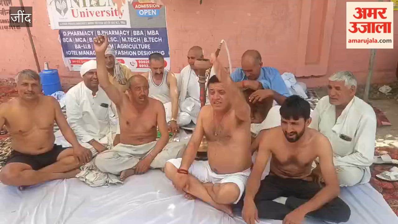 Farmers stage semi-nude protest in Julana, Jind; raise slogans against the government.