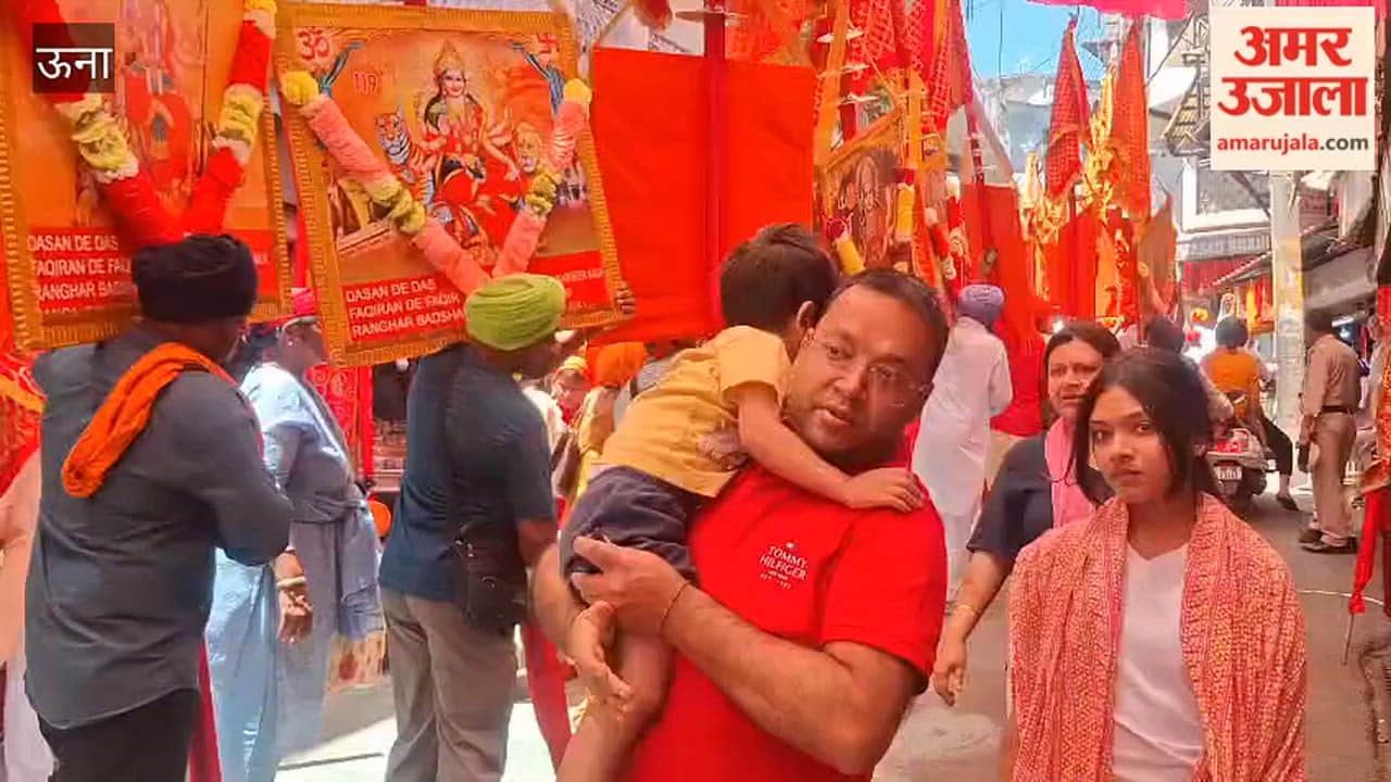 Una: Baba Rangad Badshah, along with his family, arrived at the Mata Chintpurni Temple from the city of Banga in Punjab, bringing a Chala procession