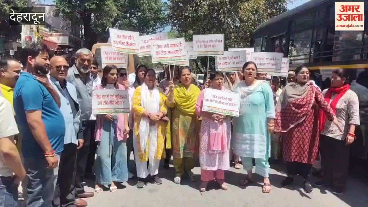Dehradun Mahila Congress stages protest over fee hikes in schools scuffle ensues with police