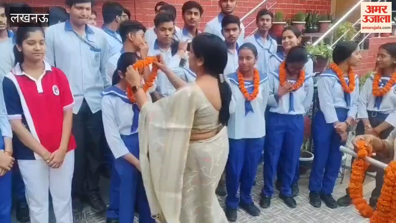 सीबीएसई रिजल्ट: लखनऊ पब्लिक कॉलेज के छात्रों ने मनाई खुशी, दाक्षी अग्रवाल के आए 97.8%