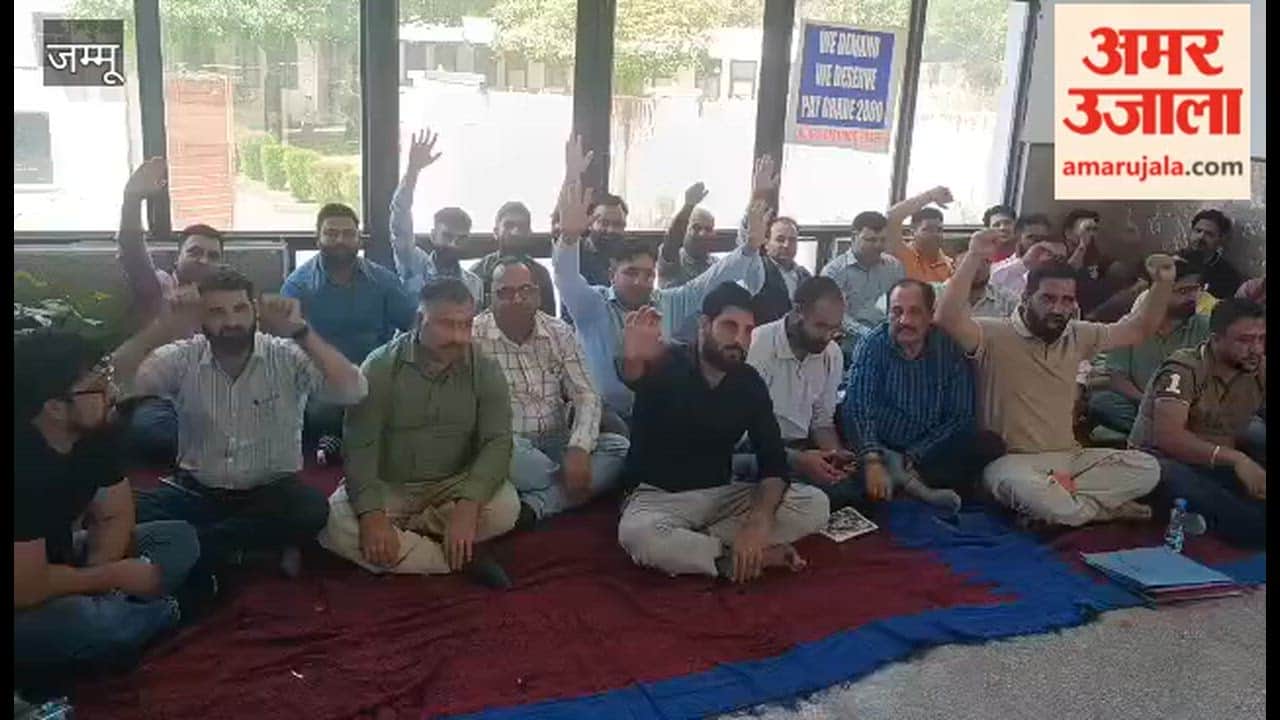 Patwaris protest in Reasi, sit-in at Mini Secretariat over pending demands