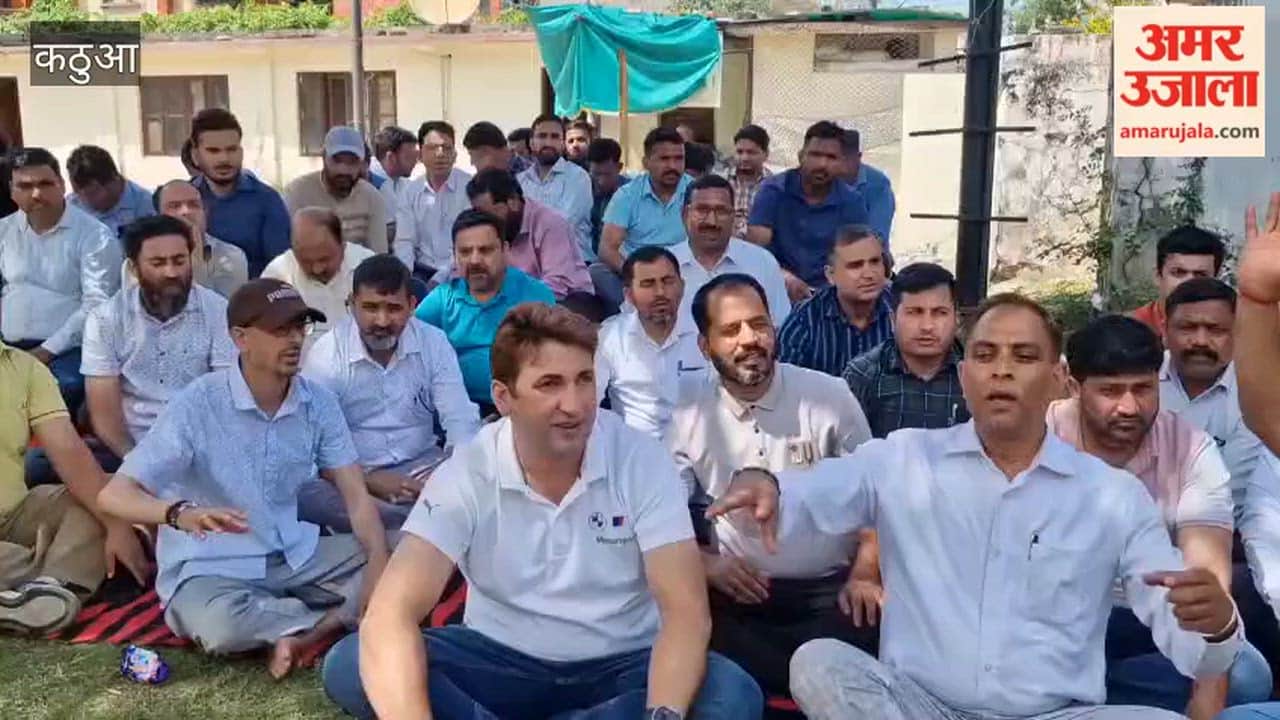 Patwaris on strike in Kathua, protest in DC office premises