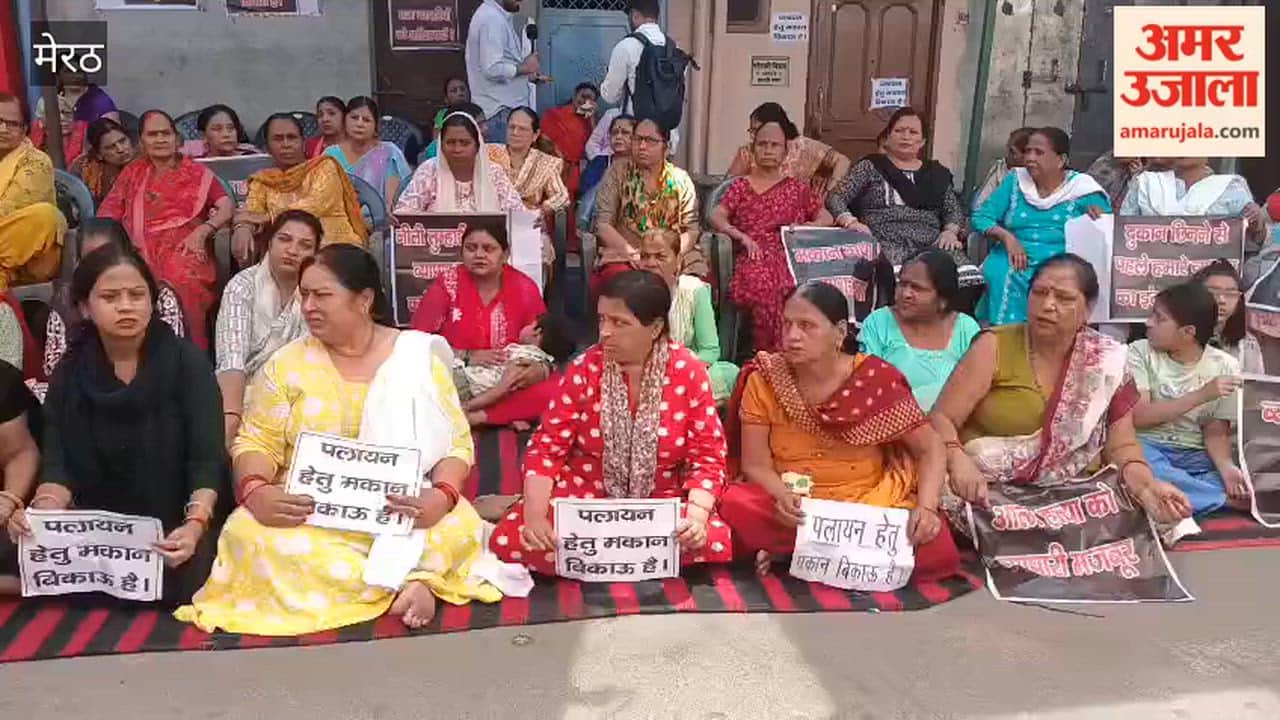 Meerut: Area residents continue their protest in the Central Market in protest against the sealing action.