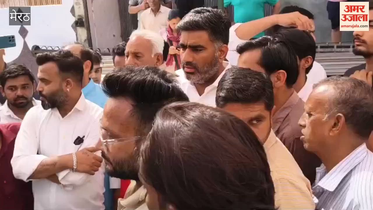 Meerut: SP MLA Atul Pradhan reached the ongoing dharna in Central Market.