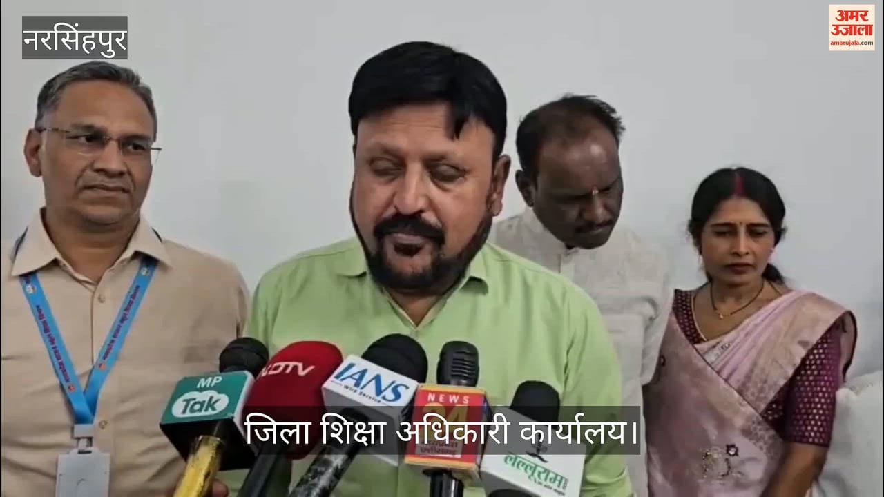 Narsinghpur News: Girls excel in results, toppers honored uniquely by being seated on DEO’s chair
