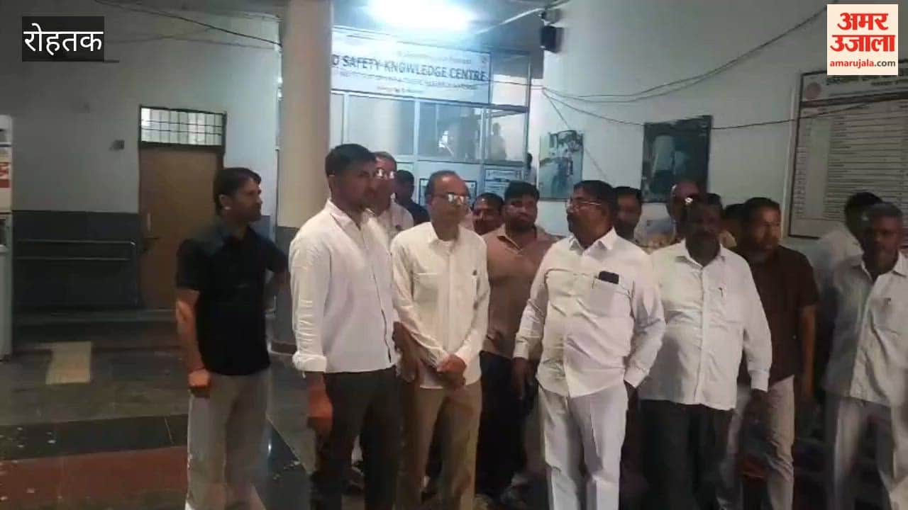 MDU employees reached the DC's office to protest against the construction of a court complex on land adjacent to the canal in Rohtak