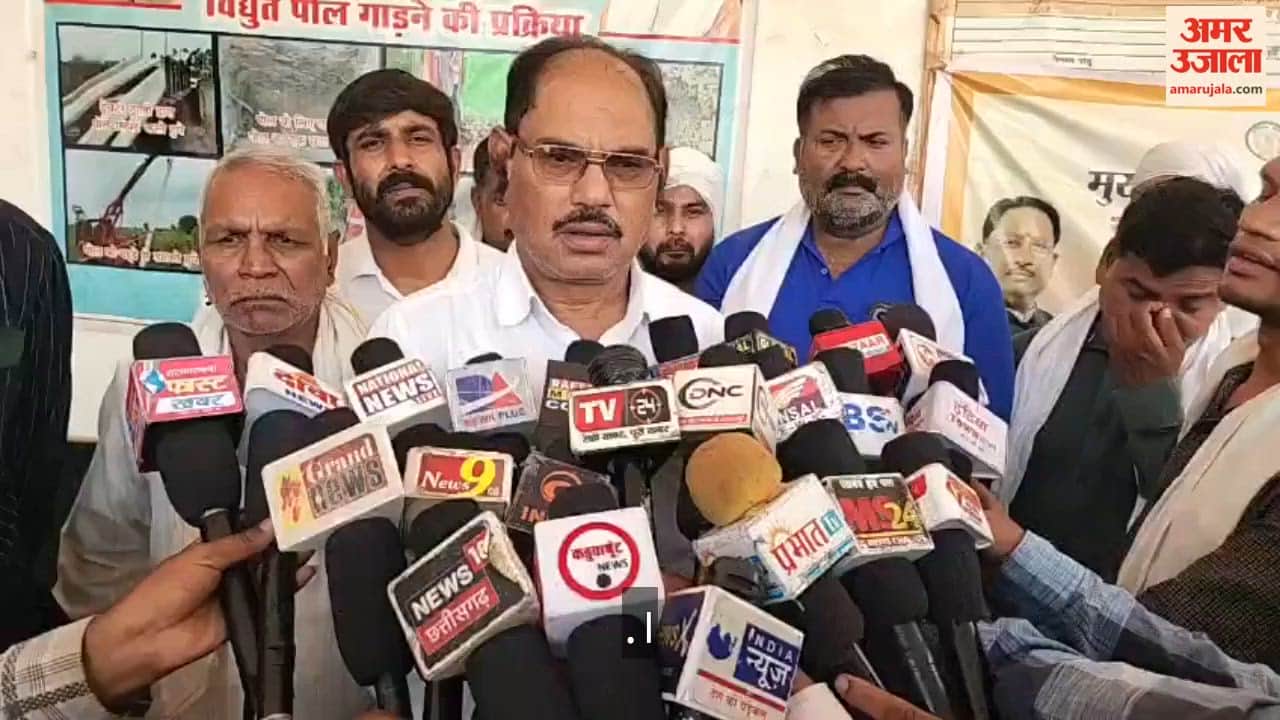 Residents Troubled by Low Voltage Ward Residents Stage Protest at Electricity Office in Rajnandgaon