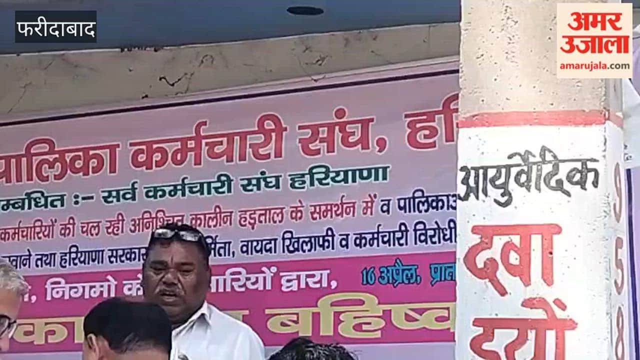 Demonstration demanding jobs after the death of two fire fighters in Faridabad