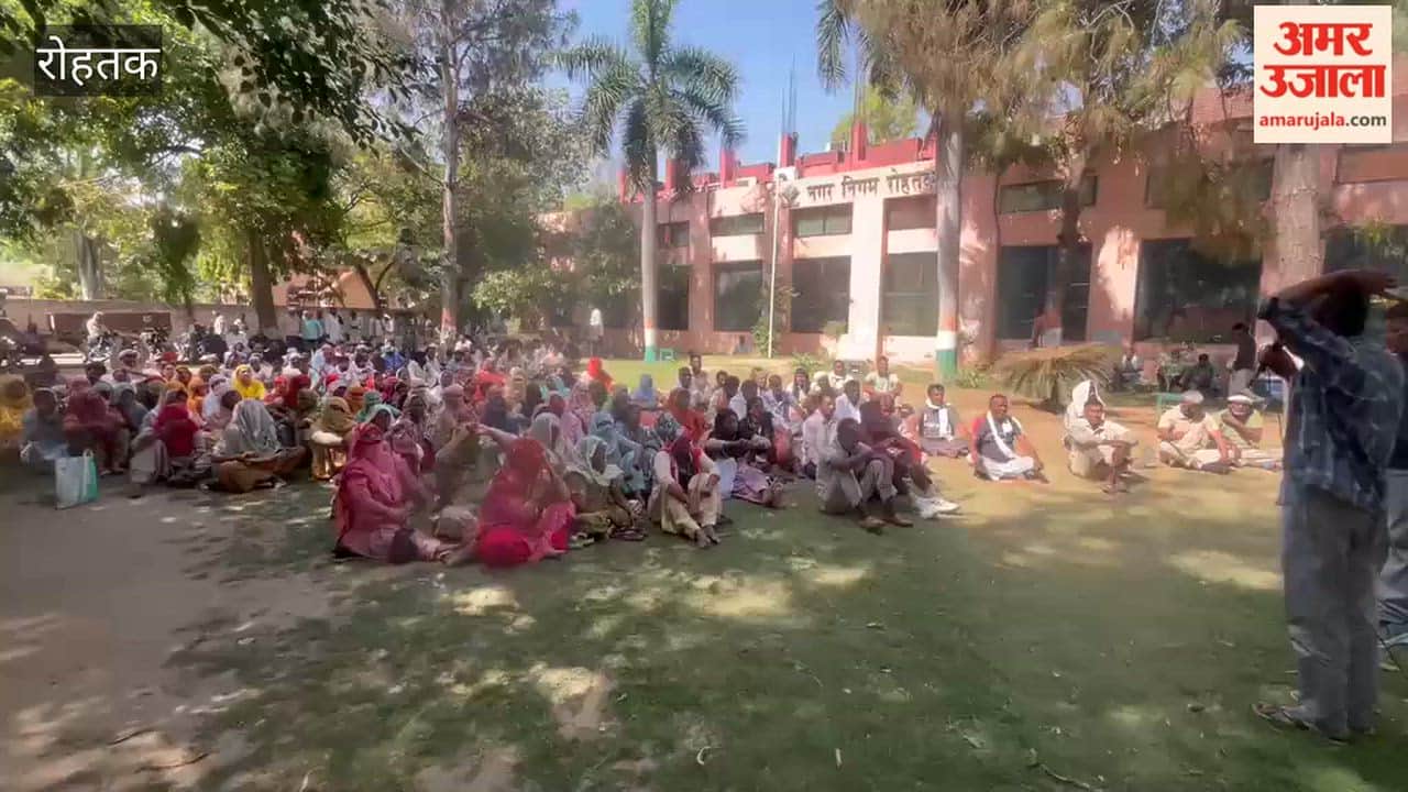 Municipal Corporation employees in Rohtak staged a work-stoppage strike in support of firefighters.