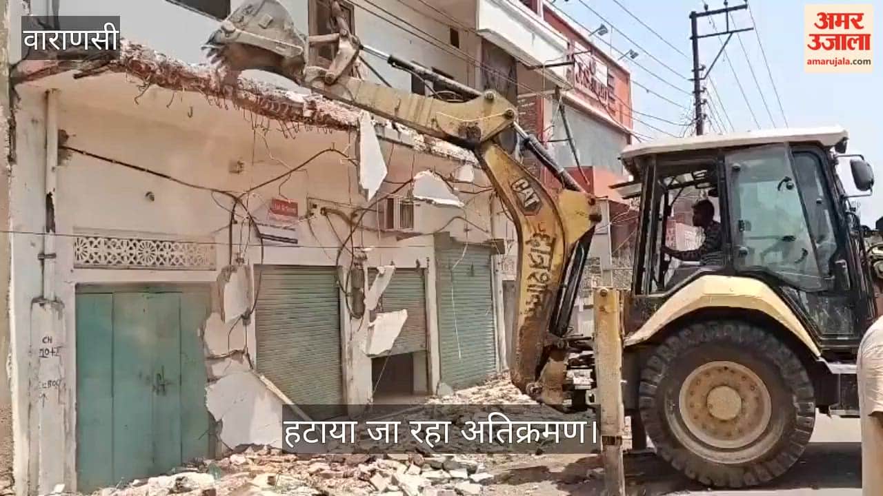 Encroachments are being removed between Bauliya and Lahartara in varanasi