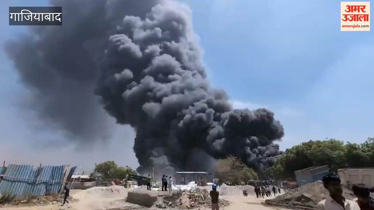 Fire in Slums IN Ghaziabad Cylinders Exploding