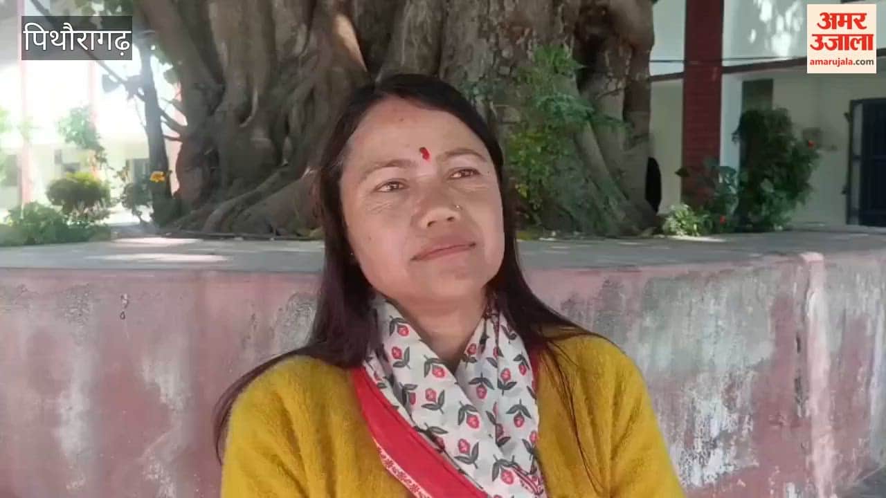 Angry women, unable to get cylinders, reached the Collectorate and surrounded the DSO