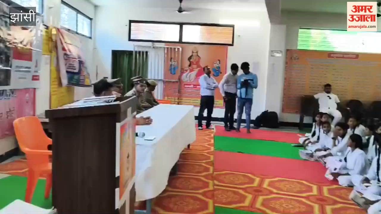 The SP told the students to use their smart phones for studies and recited Kabir's couplet - When I went to look for evil, I did not find anyone evil.