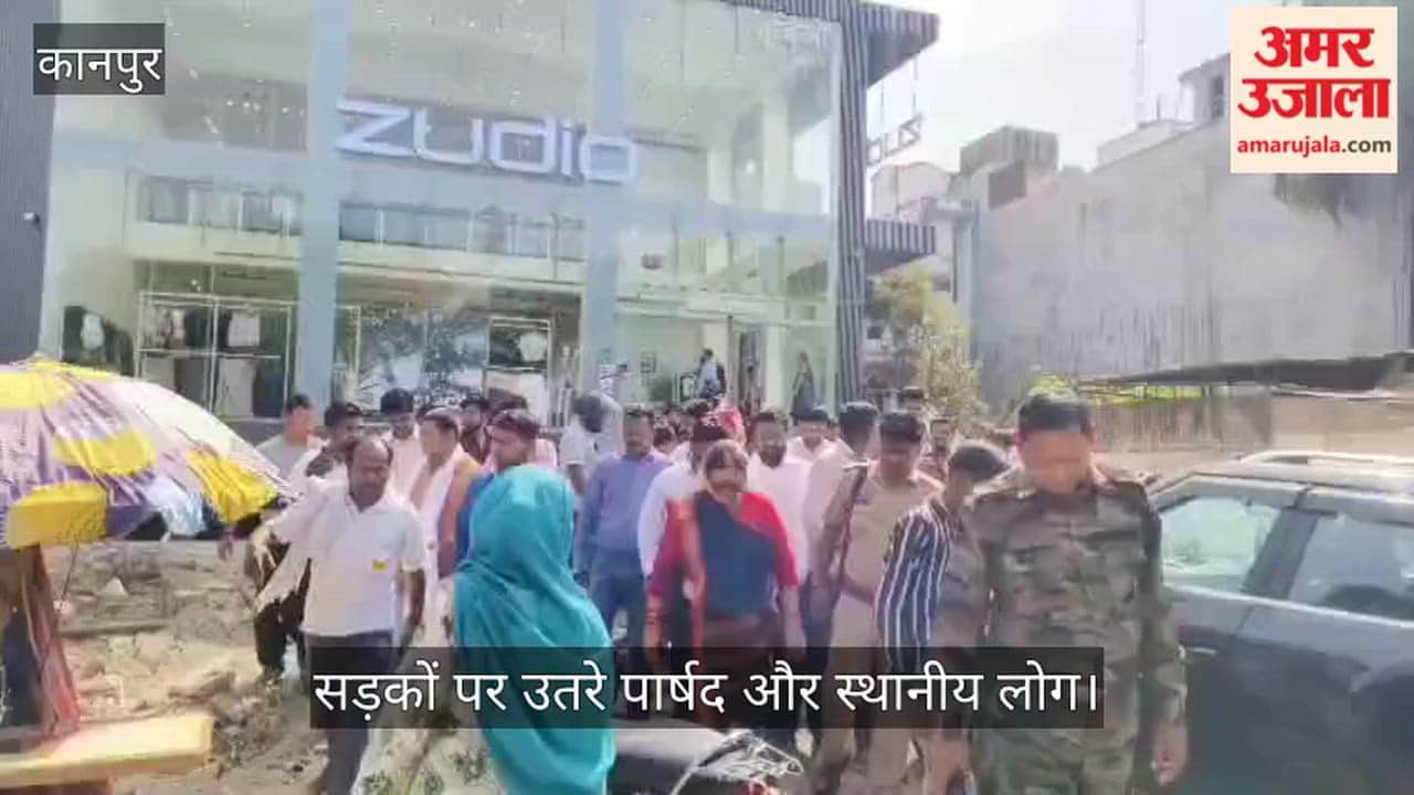 Kanpur Judio Showroom Owner Fells 60 Year Old Banyan Tree Mayor Arrives at Scene Strict Action to Follow