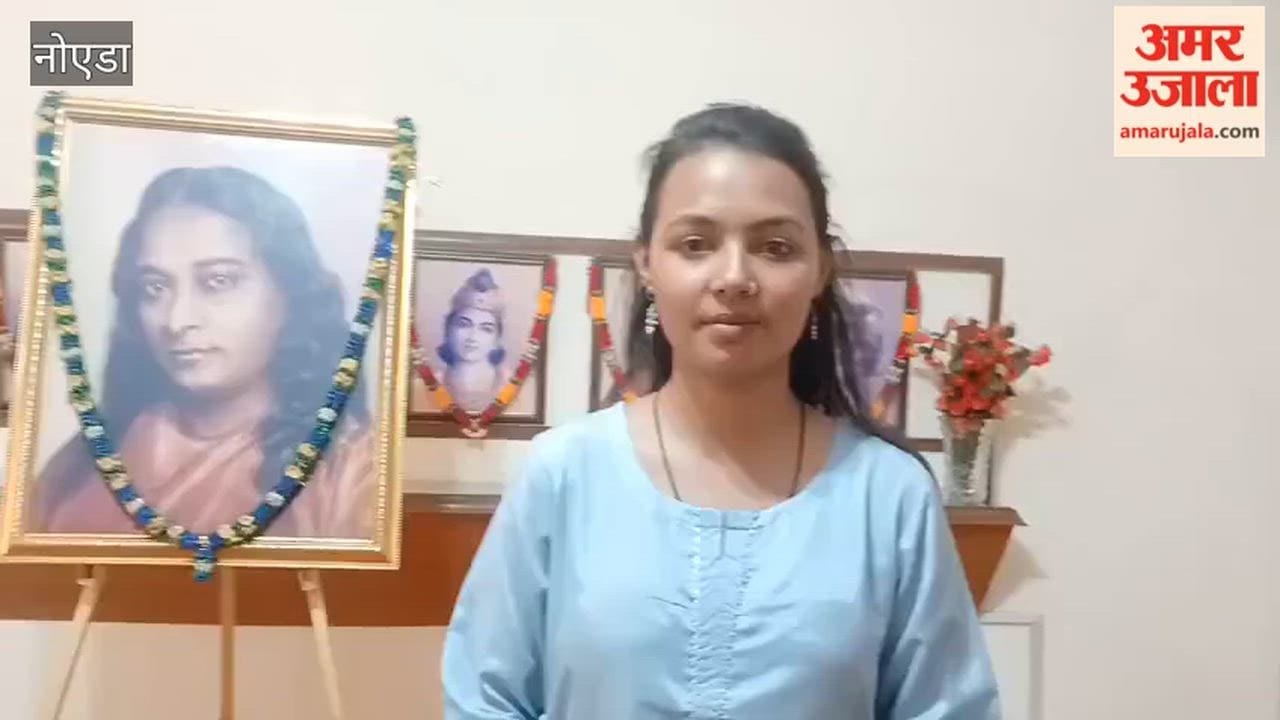 Kirtan in the ashram of Yogoda Satsang Society of India located in Noida Sector-62
