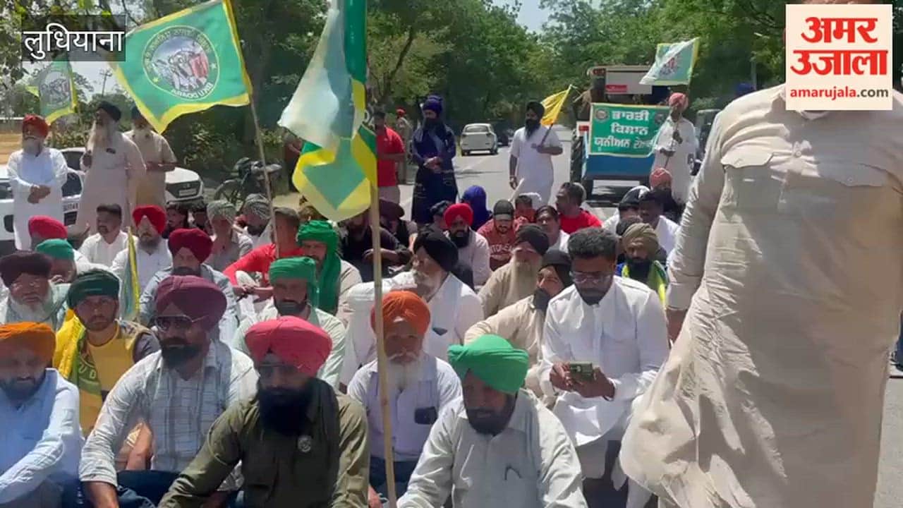 Shopkeepers, fed up with power cuts in Sudhar, staged a blockade alongside the Farmers' Union.