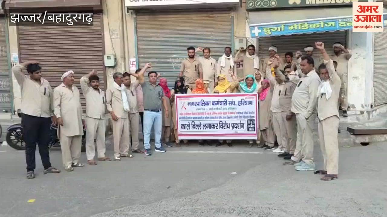 Sanitation workers protested by wearing black badges