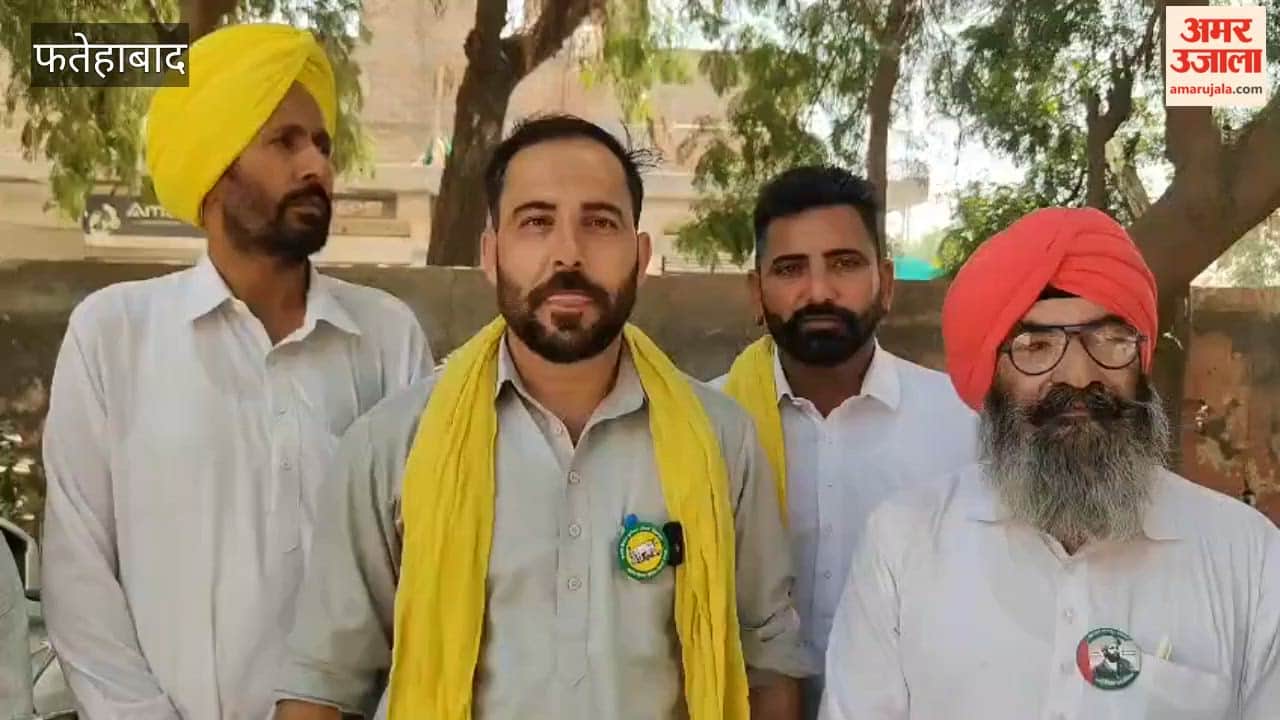 Farmers protested at the gate of the market committee office regarding their demands.