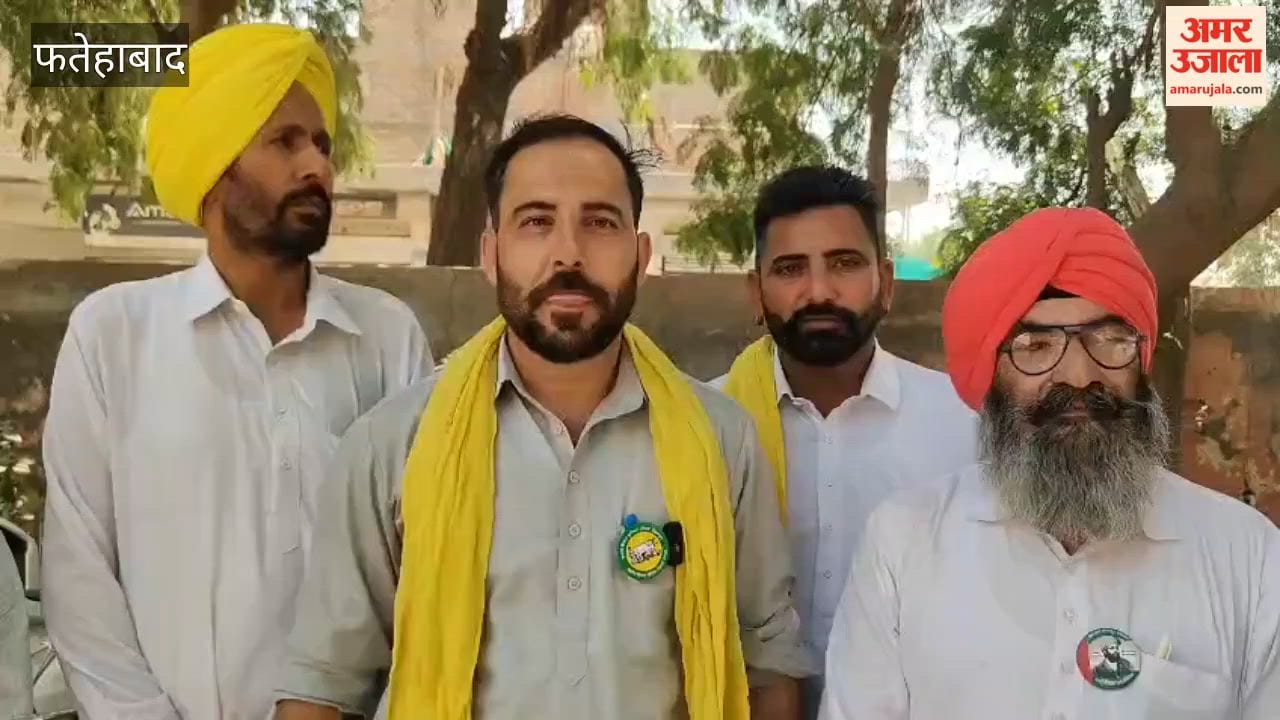 Farmers protested at the gate of the market committee office regarding their demands.