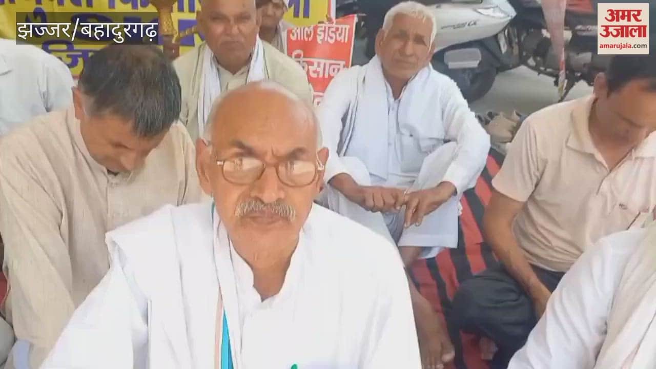 Farmer organizations surrounded the market committee office and staged a sit-in protest.